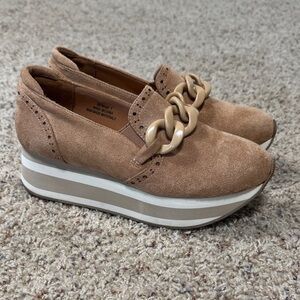 Suede platform shoe
